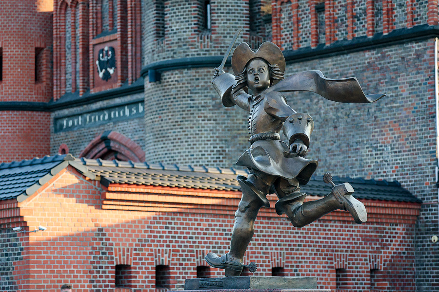 И Пётр I такой молодой: во Фридрихсбургских воротах установили скульптуру Зураба Церетели (фото)