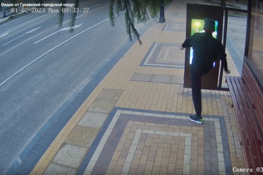 Вандал разбил экраны на нескольких остановках в центре Гусева, его задержали (видео)