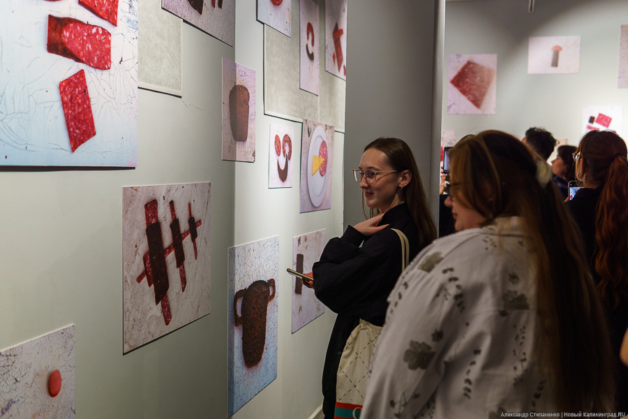 Хлеб, колбаса и «Синие носы»: в Калининграде открылся «Кухонный супрематизм» (фото)