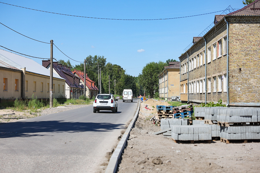 Ремонт на три года: что происходит с ул. Карташева, где сменился подрядчик (фото)