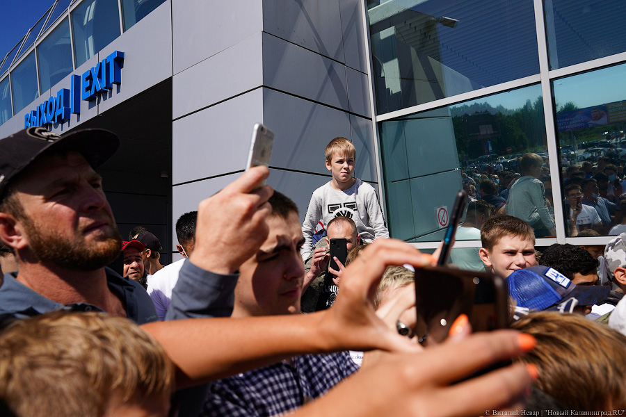 «Калининград приветствует победителя»: как Мусу Евлоева встречали в «Храброво» (фото)