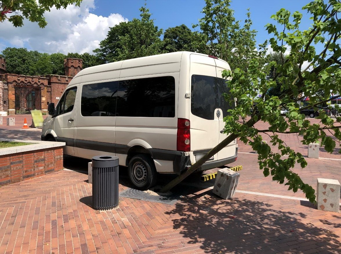 На ул. Баранова в Калининграде микроавтобус наехал на дерево