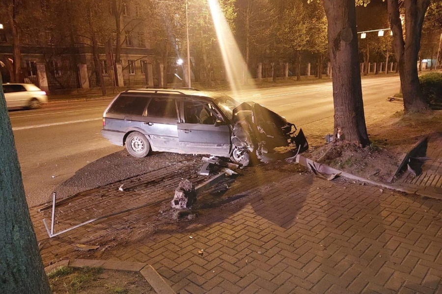 Разговаривал с пассажиром: в Калининграде на ул. Невского «Фольксваген» врезался в дерево (фото)