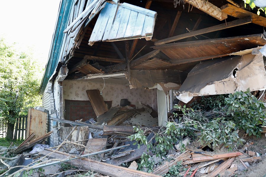 Опрокинулся и снес полдома: под Калининградом в ДТП погибла пенсионерка