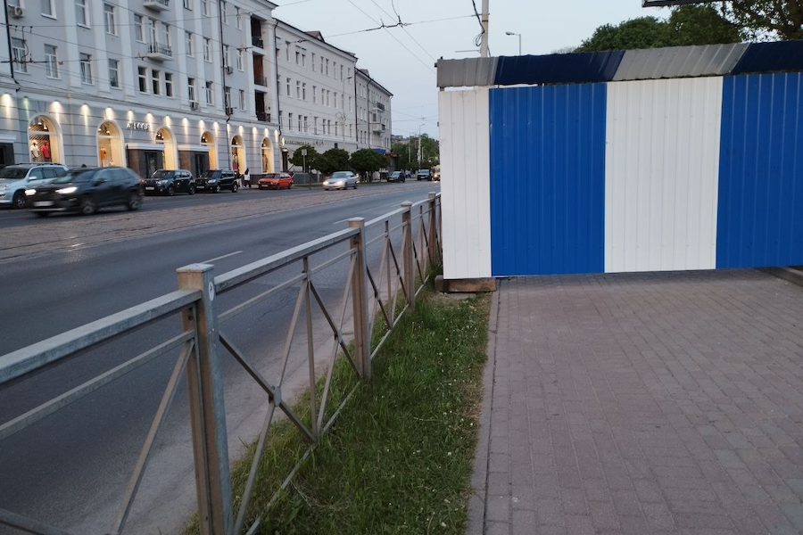 Из-за строительства сквера у стадиона «Балтика» подрядчик перекрыл тротуар на проспекте Мира (фото)