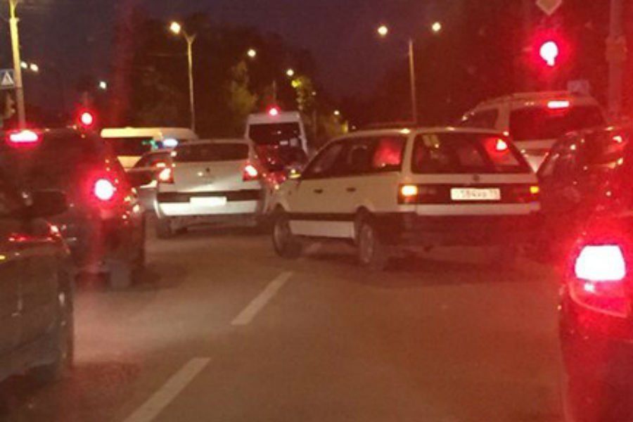 На Литовском валу столкнулись два авто, движение затруднено (фото)