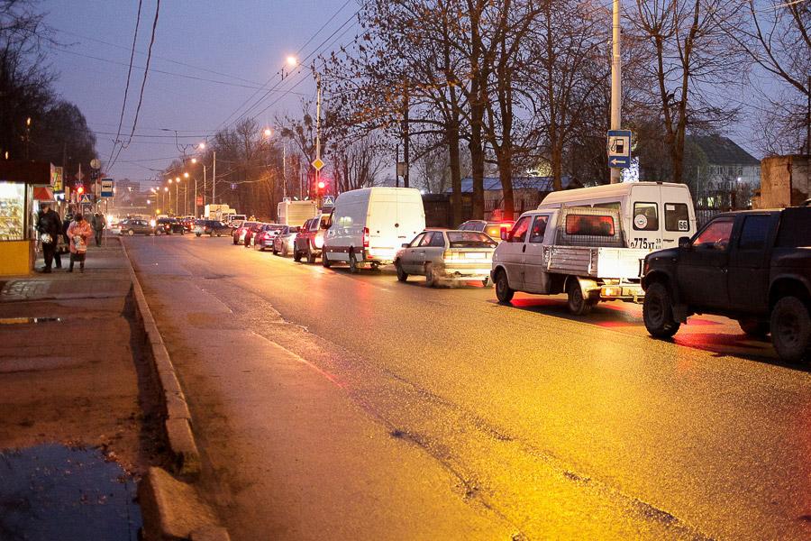 Ад переехал: вместо наполовину перекрытой ул. Дзержинского теперь «стоит» Аллея Смелых