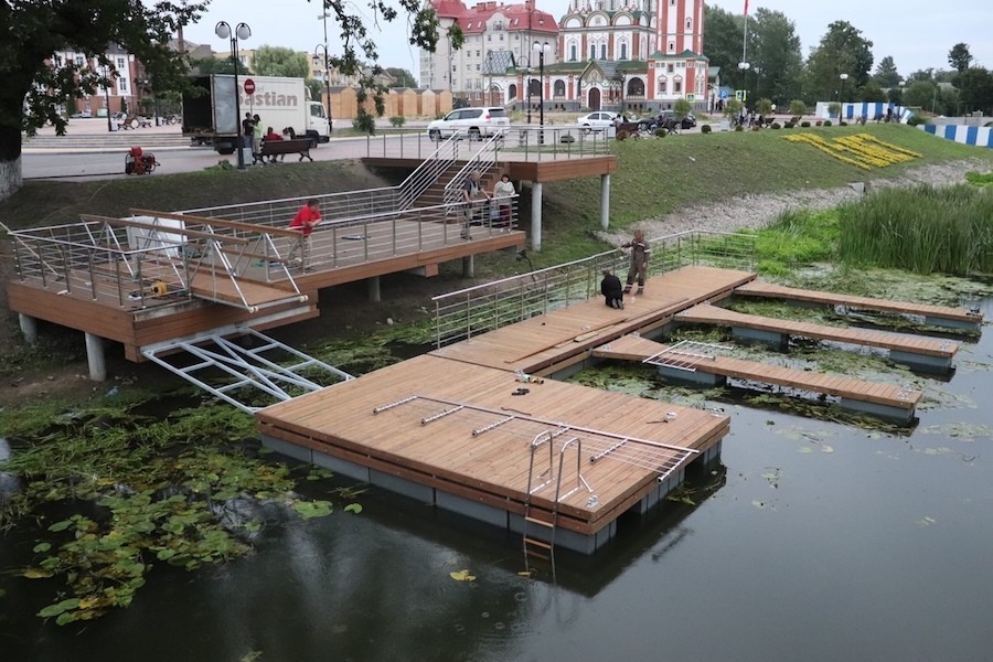 Власти Гусева похвастались новым пирсом. Жители в ответ раскритиковали грязную Писсу