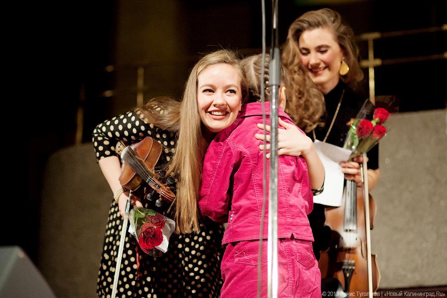 «Всем сестрам по серьгам»: фоторепортаж с концерта The Quebe Sisters Band