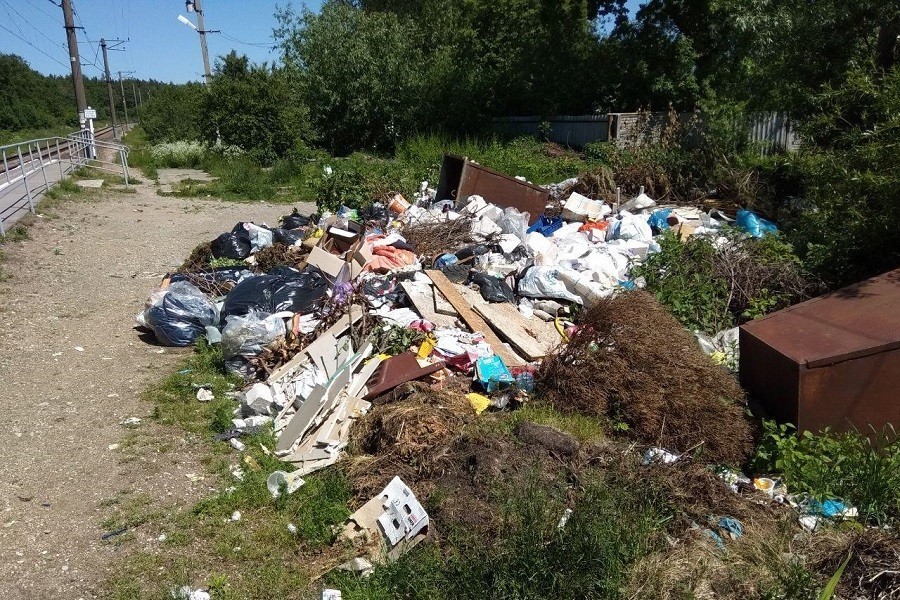 Очевидец: ж/д-станция Сокольники-1 больше напоминает мусорный полигон (фото) 