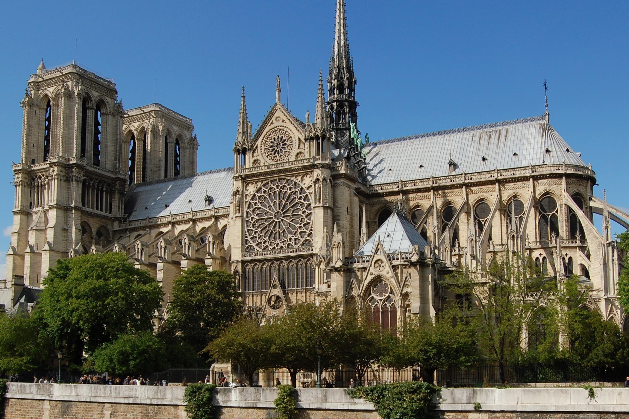 Из-за пожара в соборе Парижской Богоматери обрушились кровля и шпиль