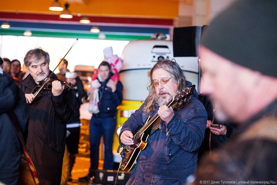 Стучаться в двери травы: Борис Гребенщиков спел для калининградцев на улице
