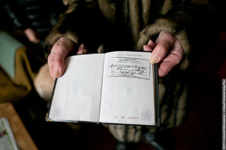 Собачий холод: в разгромленной бывшей казарме на Артиллерийской без тепла и воды живут люди