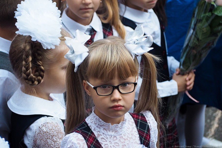 Банты, цветы, печальные дети: 1 сентября в Калининграде (фото)