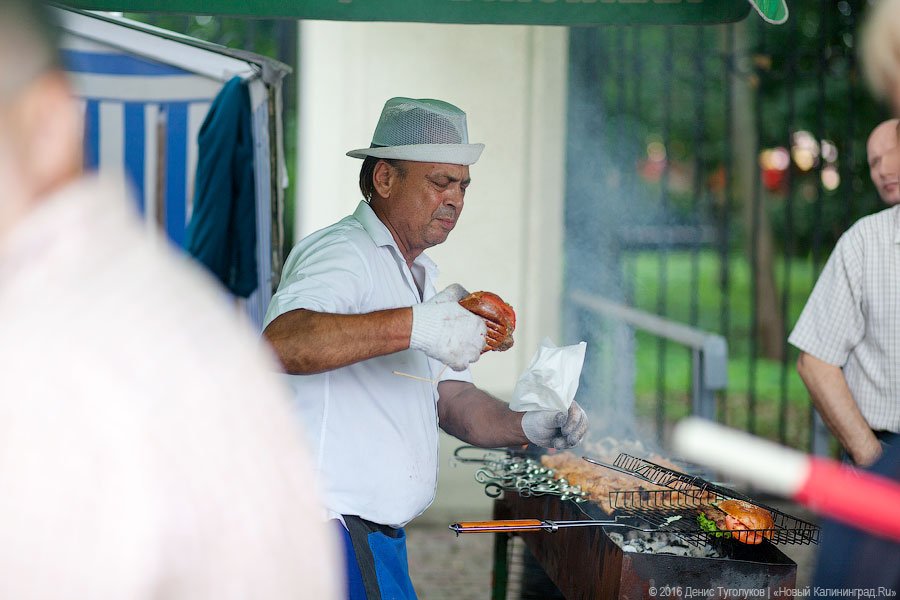 Голодные улицы: чем кормили калининградцев на День города