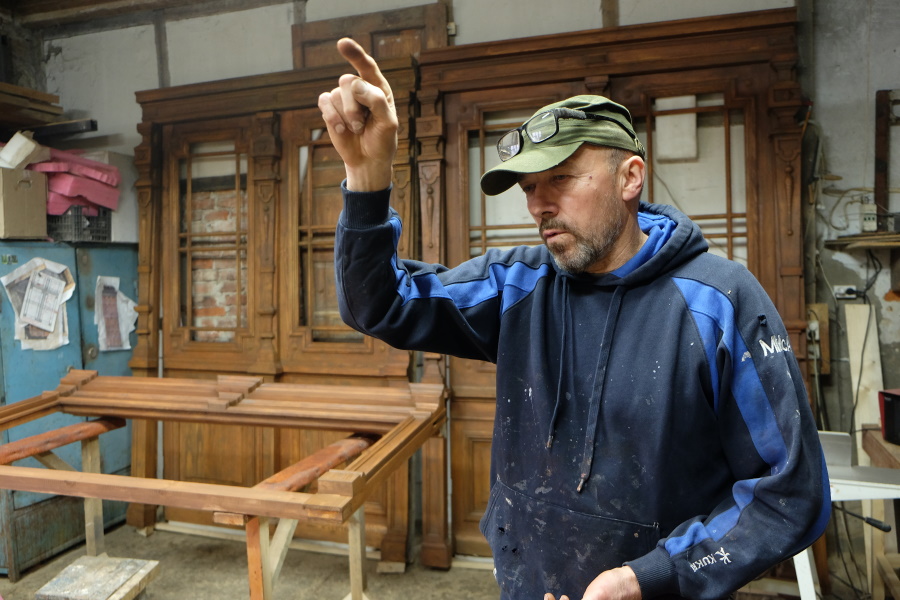«Нам привезли дверь с помойки — восстановили»: как житель Черняховска стал реставратором