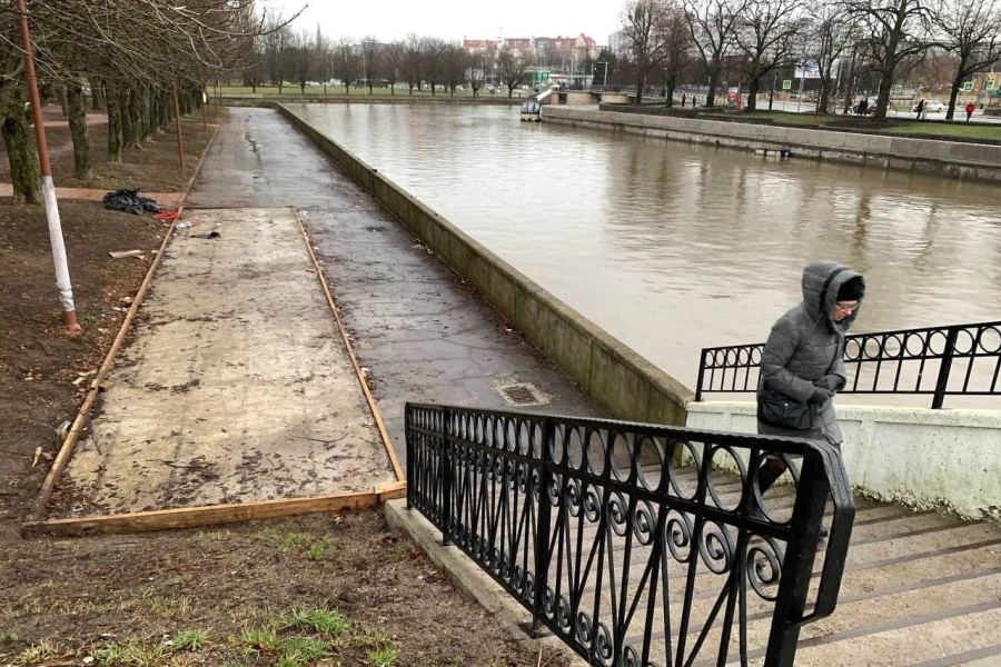 Павильон на «причале» на набережной острова Канта разобрали (фото)