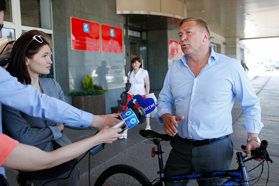 Приколесили: как калининградские чиновники в пятницу на работу добирались