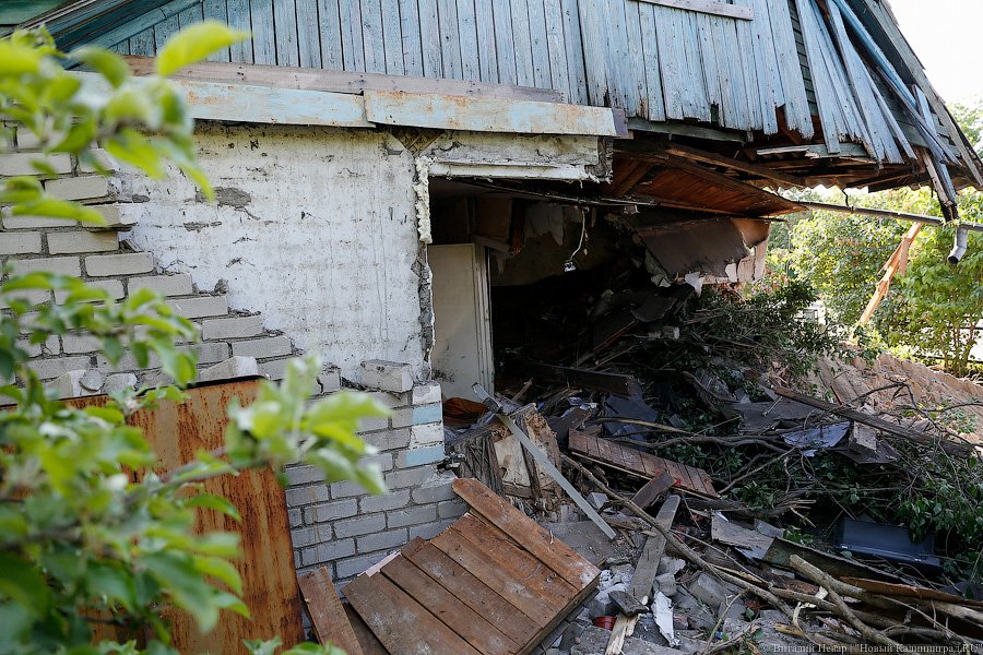 Опрокинулся и снес полдома: под Калининградом в ДТП погибла пенсионерка