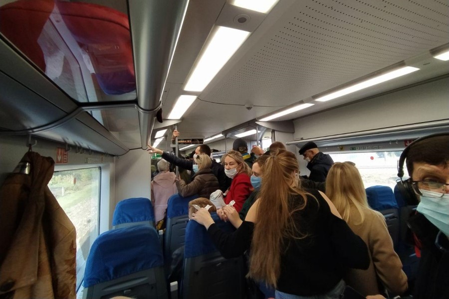 В воскресенье оказались переполнены электрички, едущие к побережью (фото) (видео)