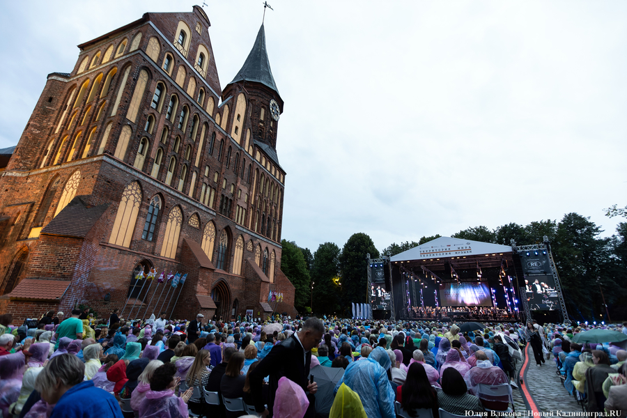 Бурлеска под дождём: Денис Мацуев выступил на острове Канта (фото)