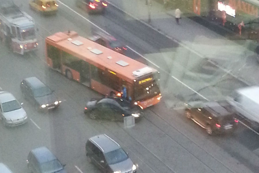 На трамвайных путях в центре Калининграда столкнулись автобус и машина (фото)