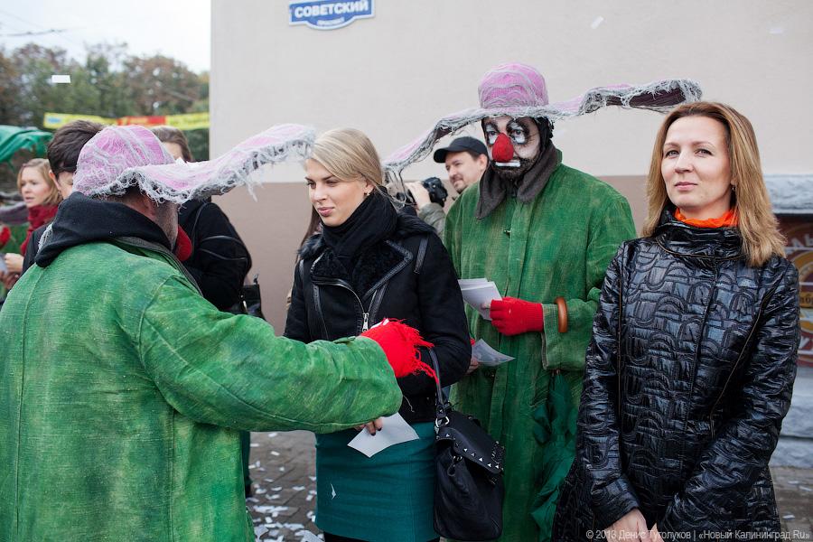 Клоуны на дорогах: участники шоу «сНежная симфония» устроили флэшмоб в Калининграде