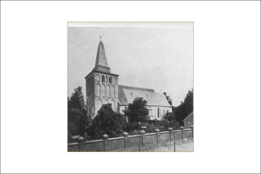 «Приезжайте позже»: территория переданной РПЦ кирхи в Романово превратилась в поселковую свалку