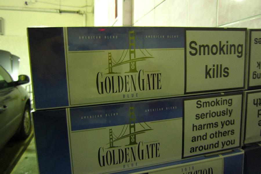 Гражданин Латвии пытался провезти в регион 650 блоков сигарет (фото)