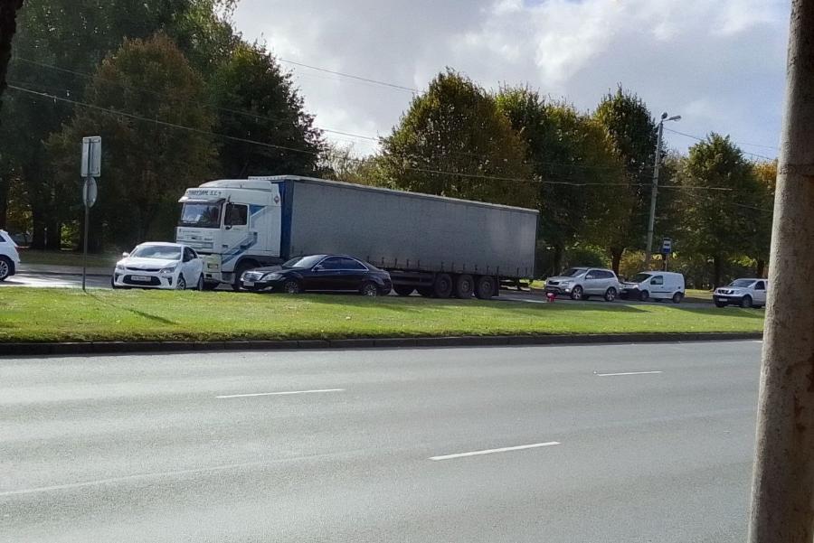 На Московском проспекте из-за аварии с фурой и двумя легковушками возникла пробка (фото)
