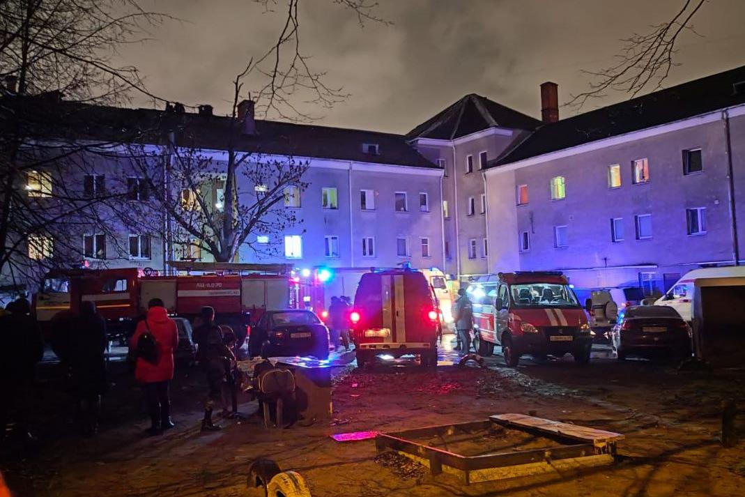 На улице Вагоностроительной тушат пожар в жилом доме (фото)