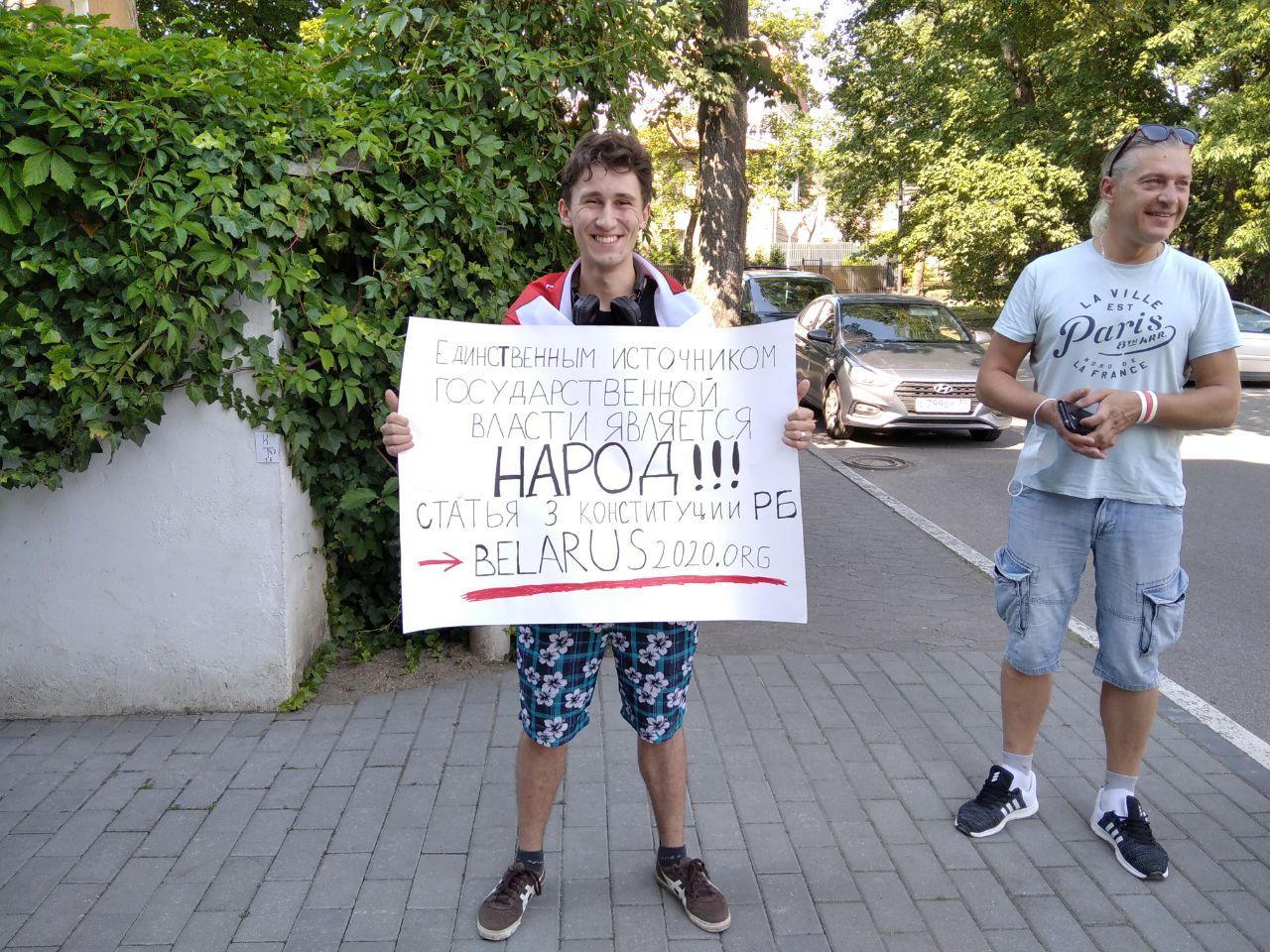Калининградец вышел на одиночный пикет к отделению посольства Белоруссии (фото)