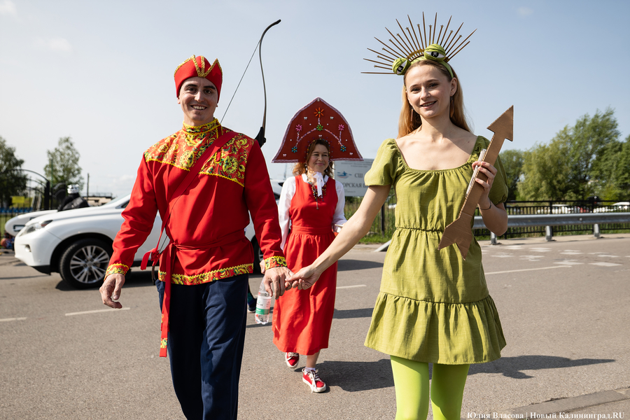 Царевны и богатыри на сапах: как в Калининграде прошёл костюмированный заплыв (фото)