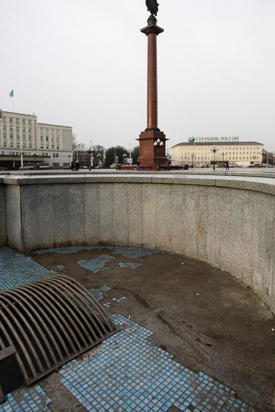 Победа и триумф: отчего на площади Победы появляются трещины и солевые отложения