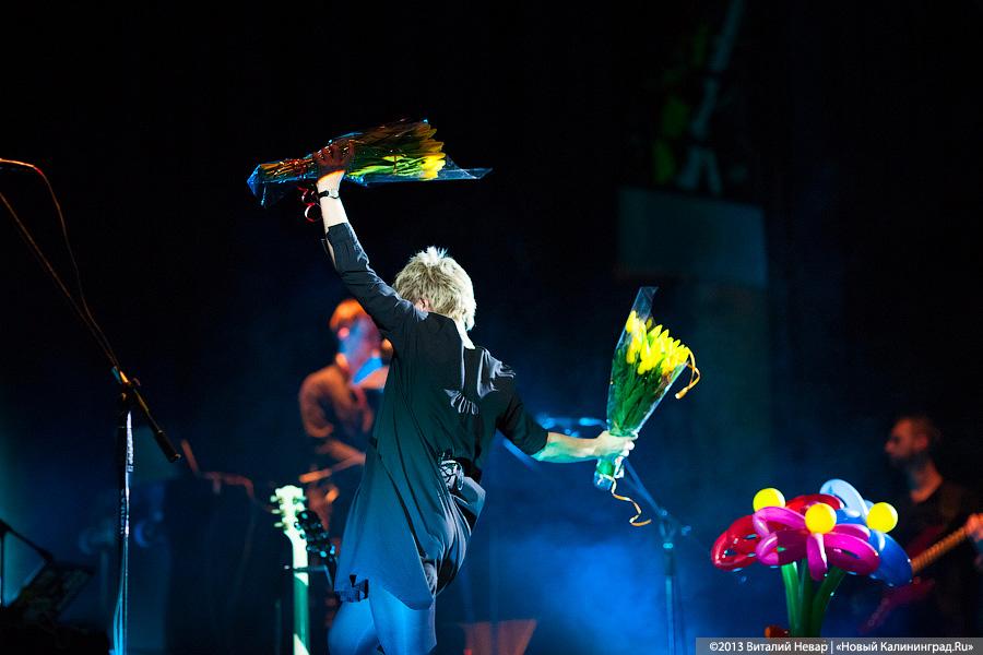 «Вечер поэзии»: «Сурганова и Оркестр» поздравили калининградок с 8 марта