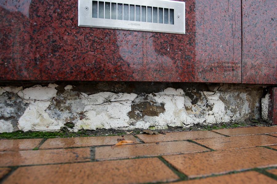 Победа и триумф: отчего на площади Победы появляются трещины и солевые отложения