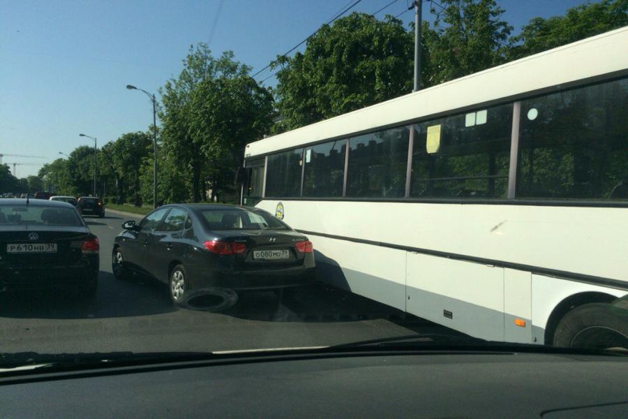 На ул. Невского столкнулись «Хёндай» и автобус, образовалась пробка (фото)