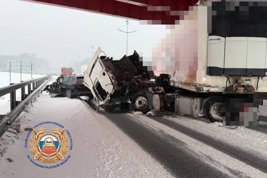 У съезда на аэропорт на Приморском полукольце произошло ДТП с погибшим (фото)