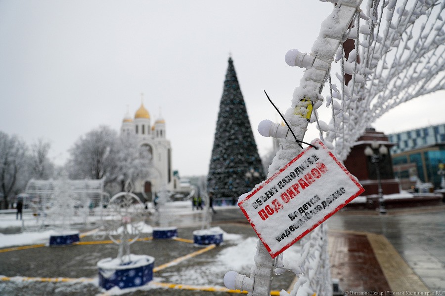 24 декабря: инсталляции на площади Победы «украсили» предупреждающими табличками