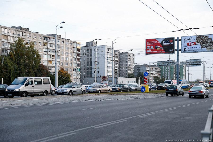 Стоять и петь помогают: как водители привыкают к пробкам на пл. Василевского 