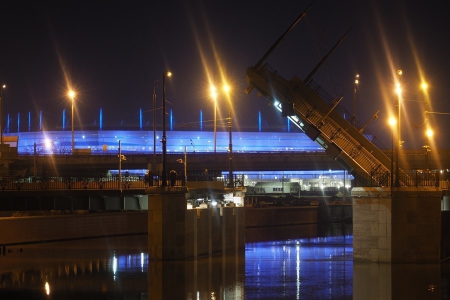 Ночью хотят развести Высокий мост