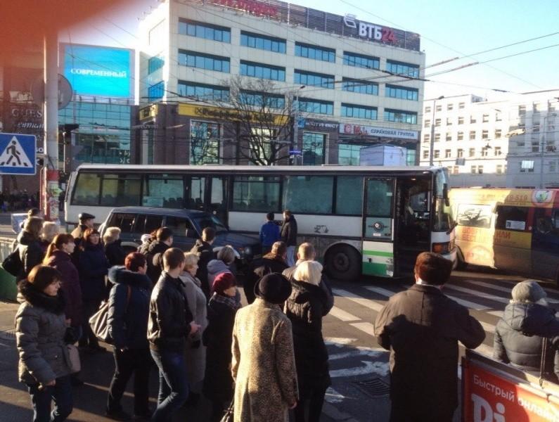 В Калининграде внедорожник столкнулся с автобусом (фото)