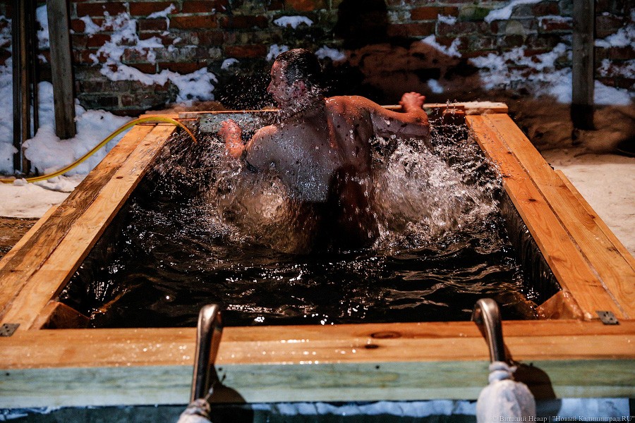 Окунулся, перекрестился: как прошли Крещенские купания в Калининграде (фото)