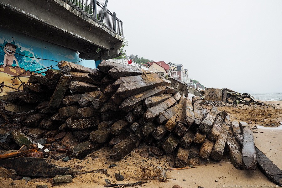 Обломки прошлого: как в Светлогорске разбирают старый променад (фото)
