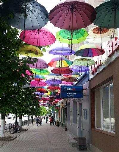 В центре Гусева появилась улица разноцветных зонтиков (фото)