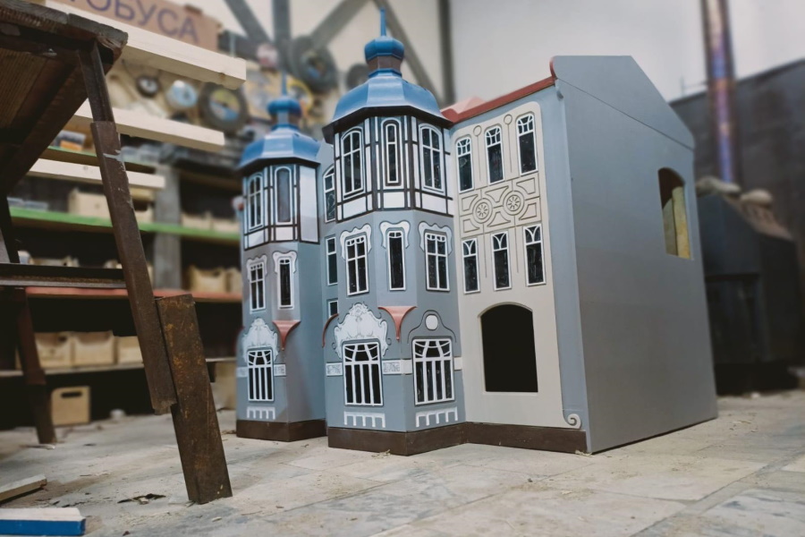 «Подрядчик не справился»: в Зеленоградске откладывается ремонт сквера с домиками для котов