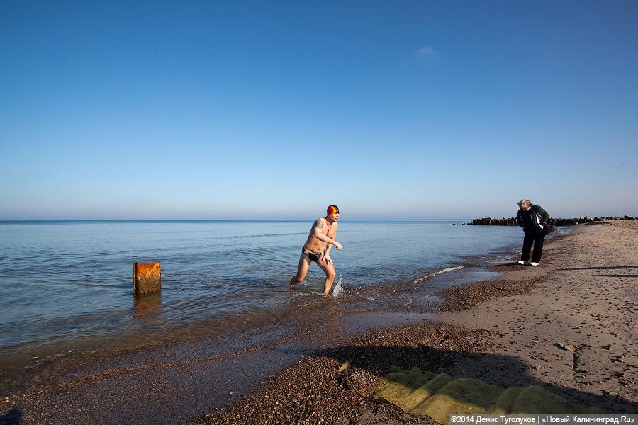 Зеленоградец поздравил женщин с 8 Марта, проплыв больше километра в ледяной воде