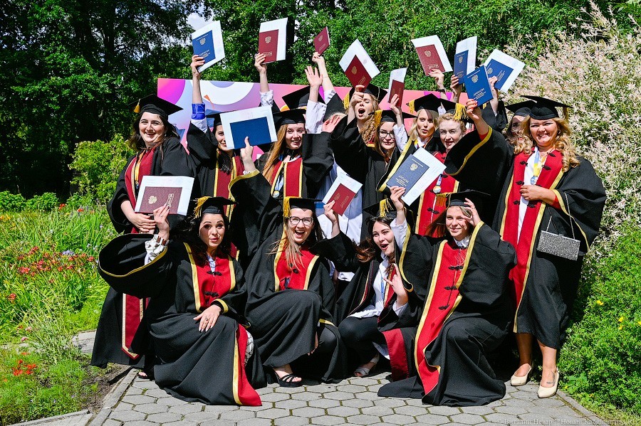 Как проходит вручение дипломов выпускникам БФУ в Ботаническом саду (фото)