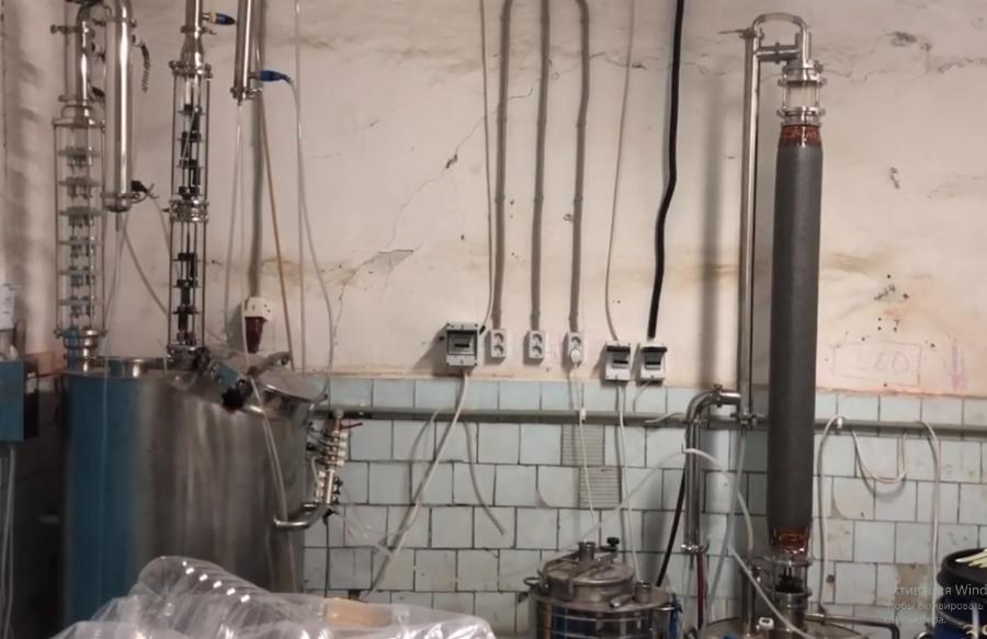 В Калининграде полиция нашла незаконное производство алкоголя (видео)