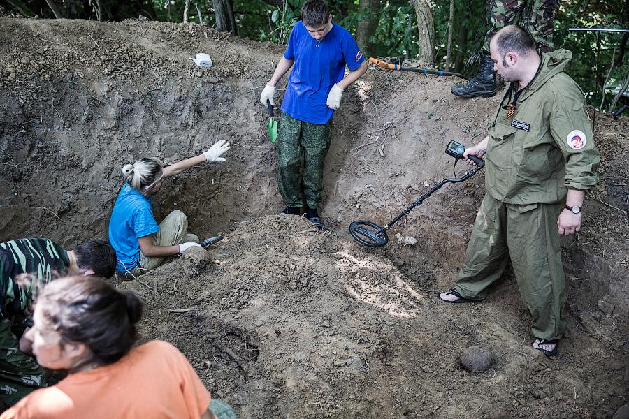По следам мародёров: в Багратионовском районе поисковики перезахоранивают советских солдат